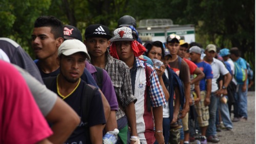 前往美国的大篷车移民在危地马拉Zacapa省的Usumatlan排队等候食物