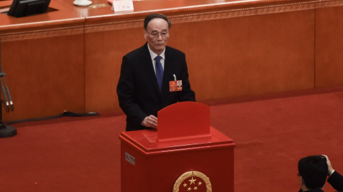 王岐山在今年兩會上成為國家副主席，號稱「第八常委」，主要協助習近平主導外交事務和協調中美關係。