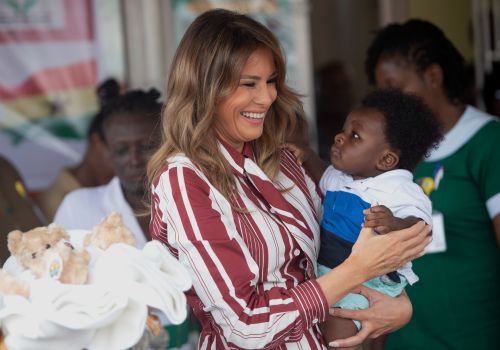 2018年10月2日，美國第一夫人梅拉尼婭訪問迦納阿克拉的一家醫院。