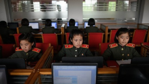 2018年6月15日，朝鲜学生们在平壤外的康磐石革命学校上课。