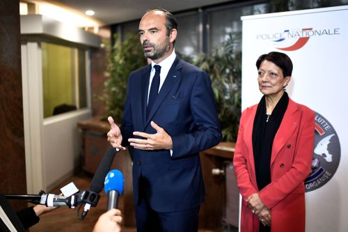 2018年10月3日，法国总理兼临时内政部长爱德华·菲利普（左）在新闻发布会上。