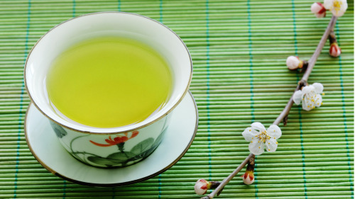 绿茶是含有抗氧化剂的天然饮料，有很多健康益处。
