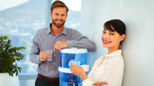 喝水过多，会造成肾脏的负担，引起肾脏疾病的发生。