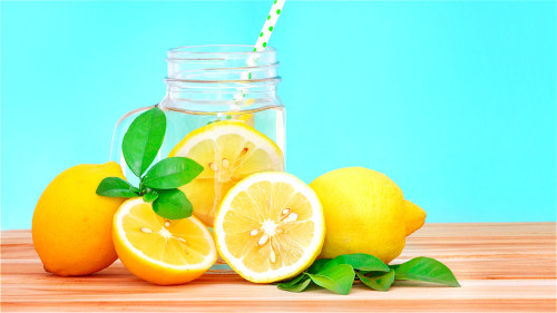 氽烫地瓜叶时加点柠檬汁能减缓氧化，让菜看起来更翠绿可口不变黑。