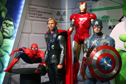 《复仇者联盟》主要角色：蜘蛛人，雷神索尔，美国队长，钢铁人。
