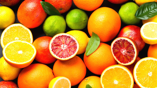 檸檬、橘子等水果擺放在床頭，有很好的助眠功效。