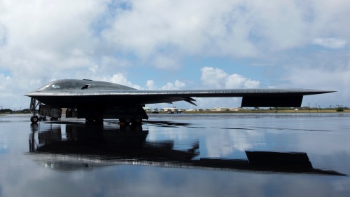 美军B-2隐形战略轰炸机首次常态部署夏威夷