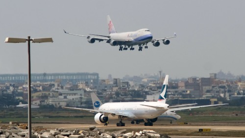 臺灣中華航空班機在臺北降落