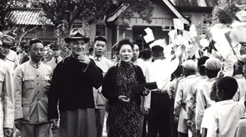 双十节忆台湾与日本的恩人，蒋中正与麦克阿瑟。