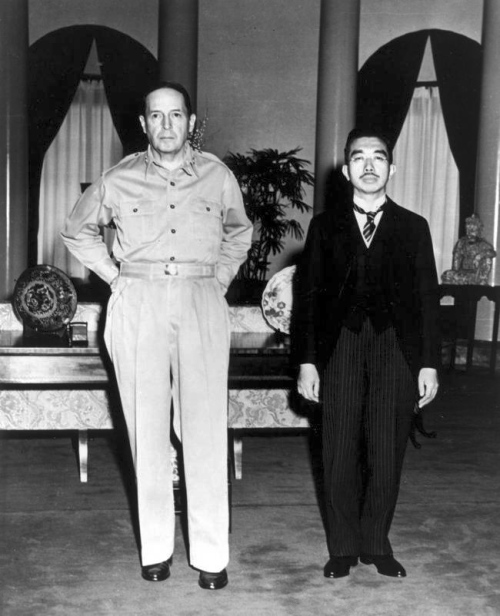 麦克阿瑟与日本裕仁天皇。