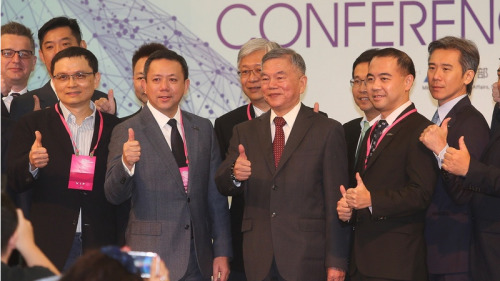 经济部长沈荣津（前右3）8日上午出席“2018年台湾全球招商论坛开幕典礼”，与签署投资意向书的业者合影。