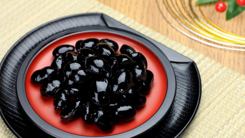 黑豆有“豆中之王”美称，一直被人们视为药、食两用的佳品。