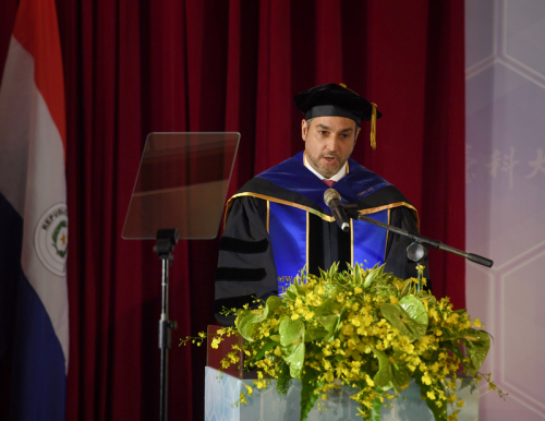 台湾友邦巴拉圭共和国总统阿布铎8日在国立台湾科技大学接受名誉博士学位，在颁赠仪式结束后登台致词