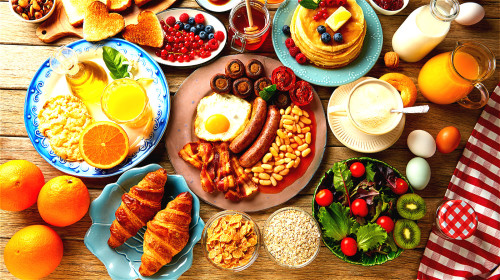 早餐很重要，不宜食用油脂含量较高的食物。