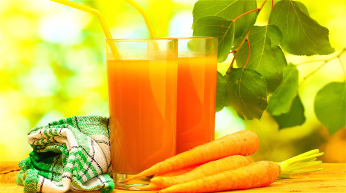 胡萝卜富含B-胡萝卜，能帮助降血压和预防癌症。