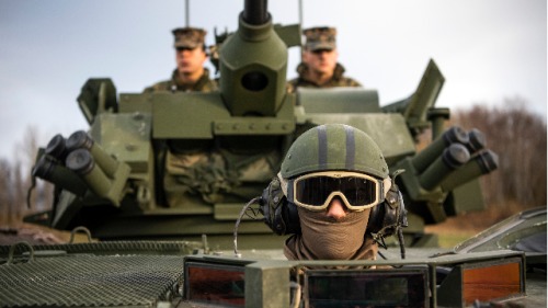 2018年10月30日，在挪威举行的北约“2018三叉戟军演”中，美国士兵在八轮两栖装甲侦察车上（图片来源：JONATHAN NACKSTRAND / AFP / Getty Images）