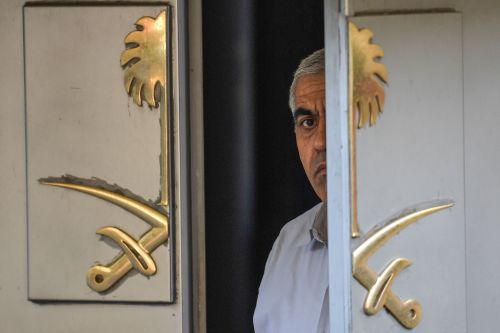 2018年10月29日，沙特驻土耳其领事馆的一名安全人员于在领事馆门口等候。