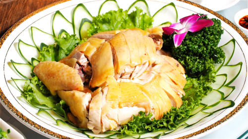 这是餐厅级的鲜嫩白斩鸡，在家也可以吃得到，连鸡胸肉的部位都是嫩而多汁。