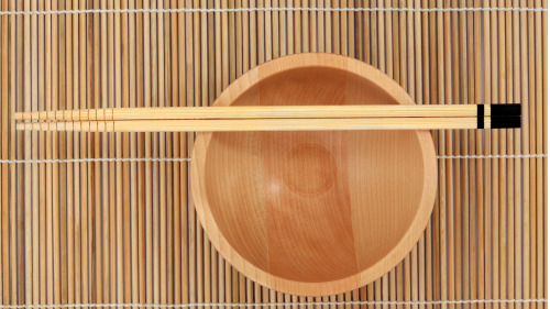 曹元理运用“转筷子奇算”，准确算出了两个谷仓中的米量，令人惊奇。