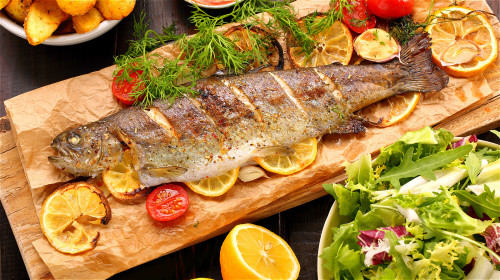 長期堅持吃多脂魚可以預防冠心病，年輕人最好養成愛吃魚的習慣。