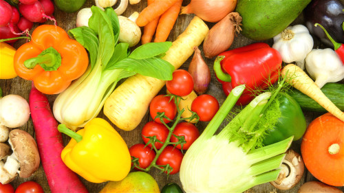 平時應多吃新鮮的水果和蔬菜，少吃煙燻燒烤的食品。