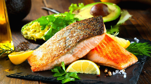 多吃粗粮和新鲜的蔬果，用鱼、鸡等白肉替红肉，对健康有益。
