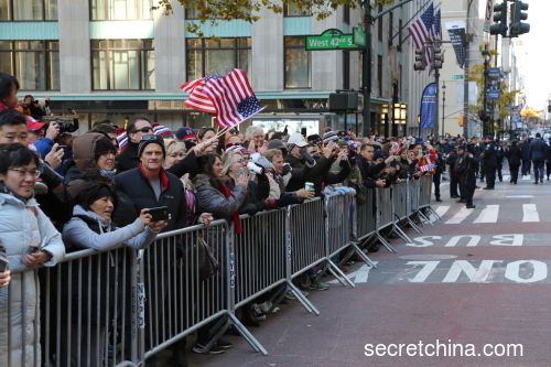 11月11日美國老兵節遊行，一旁熱情的觀眾