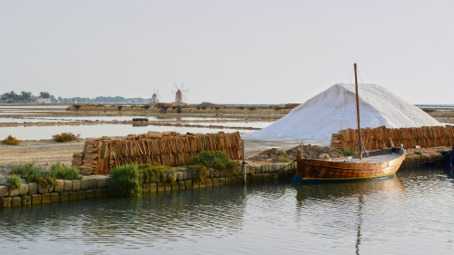 古代的鹽靠船運輸出去。