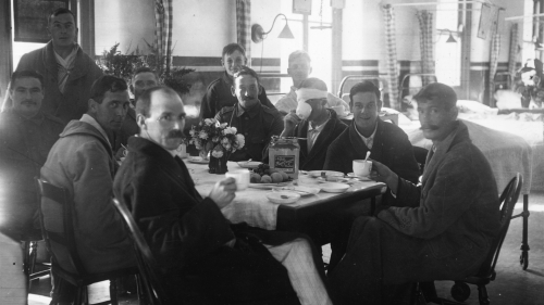 1914年，一战的伤兵在伦敦一所医院开茶会。