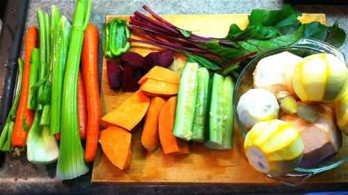 常吃芹菜、胡萝卜等高纤维蔬菜，可降低直结肠癌的发病率。