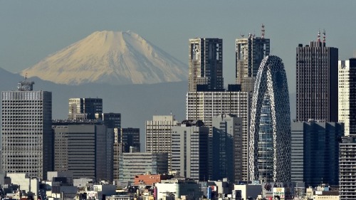日本东京新宿区摩天大楼后日本的象征——富士山