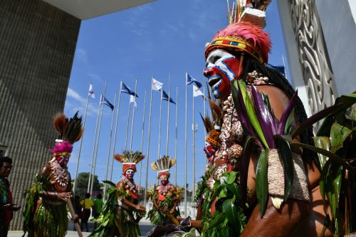 2018年11月15日，身着传统服饰和头饰的巴布亚新几内亚的表演者准备欢迎各国部长和代表参加在莫尔兹比港举行的第30届亚太经合组织（APEC）部长级会议。