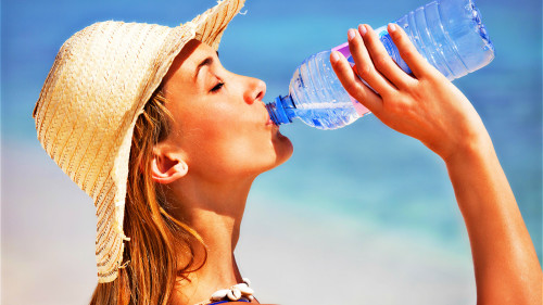 喝水能补充人体的水分，有益新陈代谢，还能让皮肤保湿润泽。