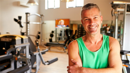 多运动能降低高血压、中风和冠心病等发生的机率，有益健康。
