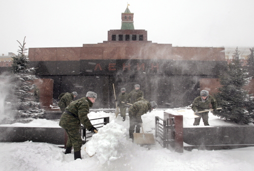 2005年1月28日，俄羅斯士兵在莫斯科紅場上的列寧墓前清理積雪。