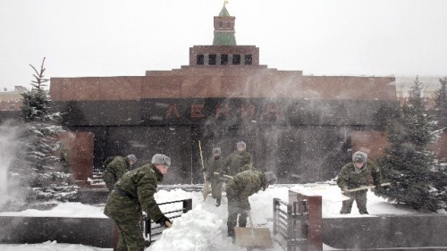 2005年1月28日，俄羅斯士兵在莫斯科紅場上的列寧墓前清理積雪
