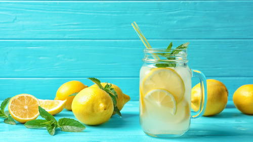 碱性食物有助于平衡身体的pH值，如：柠檬等，可以帮助身体排除肾结石。