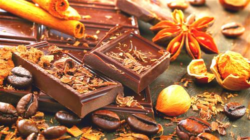巧克力含有可以提神並改善心情的咖啡因及可可鹼。