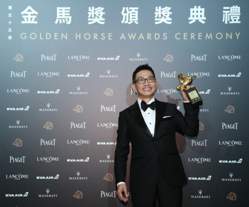 第55屆金馬獎頒獎典禮17日晚間在台北舉行，最佳男配 角獎由香港資深演員袁富華以電影「翠絲」拿下，他在 後台開心拿著獎座留影。 