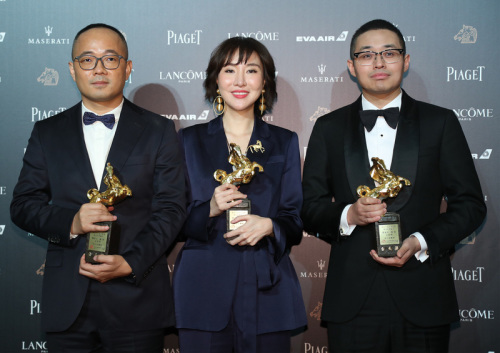 最佳原著劇本獎由韓家女（中）、鍾偉（左）與文牧野（ 右）以電影「我不是藥神」獲得。