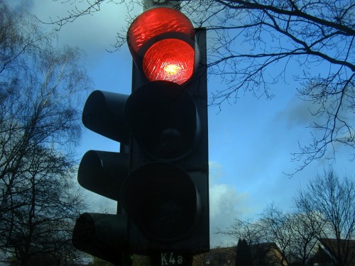 在象徵命運的紅綠燈口，不要迷失了方向。