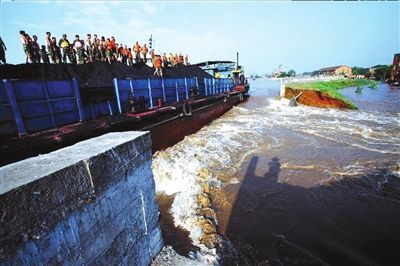 網圖 中國青年報 賀延光 攝 1998年8月7日13時左右 長江九江段4號閘與5號閘之間決堤30米