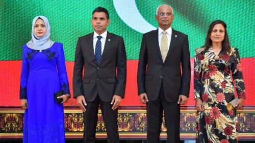 马尔代夫新总统易卜拉欣・穆罕默德・萨利赫（右二）痛批中国和前朝官员的贪腐，令马尔代夫债台高筑