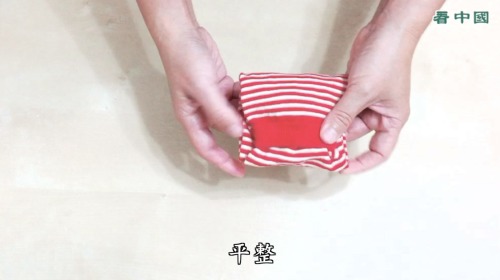 就是在摺的時候，創造出一個袋口，讓襪子不會鬆脫分開。