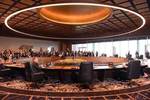2018年11月18日，各國領導人在莫爾茲比港舉行的亞太經合組織（APEC）峰會期間舉行會議。