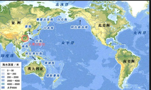 从地图看，白令海峡是亚洲大陆和美洲的连接点。