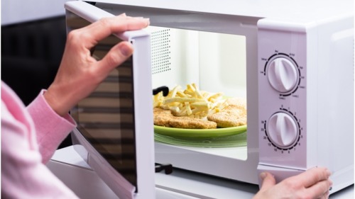 用微波炉加热食品也要注意安全。