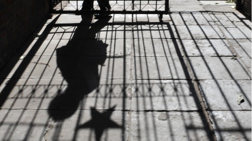 中共政法系持续遭到清洗。仅在监狱系统，近日又有多地监狱长密集落马。（图片来源：FREDERIC J. BROWN/AFP/Getty Images）