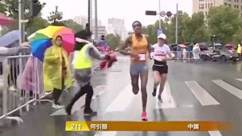 中国选手何引丽在冲刺阶段被志愿者递上五星旗，节奏被打乱，结果落败，引起轩然大波。