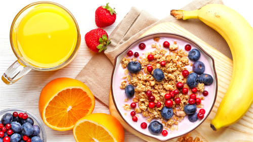 早餐吃得太早对健康无益，还可能误伤肠胃，也不要空腹吃香蕉。